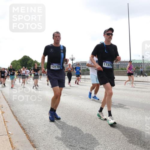 29.06.2025 - hella hamburg halbmarathon Lena Gebhardt http://msf.ph/oto/8372461 29.06.2025 10:39:47 Lombardsbrücke 13178, 17379, 7125, 1058, 1076, 1586, 1856, 1883, 1899, 2313, 2578, 2888, 2976, 3046, 3275, 3353, 3882, 3883, 3884, 4298, 4603, 4609, 4752, 4855, 5045, 5229, 5654, 5701, 5877, 5901, 6321, 6342, 6343, 6427, 6428, 6698, 6719, 6726, 6739, 6748, 6750, 7045, 7053, 7125, 7199, 7429, 7455, 7456, 7501, 7524, 7684, 8107, 8203, 8612, 8995, 9393, 9569, 9698, 9747, 9777, 10441, 10512 meine-sportfotos.de