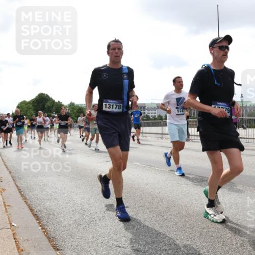 29.06.2025 - hella hamburg halbmarathon Lena Gebhardt http://msf.ph/oto/8372507 29.06.2025 10:39:47 Lombardsbrücke 13178, 97477, 79, 1058, 1076, 1586, 1856, 1883, 1899, 2313, 2578, 2888, 2976, 3046, 3275, 3353, 3882, 3883, 3884, 4298, 4603, 4609, 4752, 4855, 5045, 5229, 5654, 5701, 5877, 5901, 6321, 6342, 6343, 6427, 6428, 6698, 6719, 6726, 6739, 6748, 6750, 7045, 7053, 7125, 7199, 7429, 7455, 7456, 7501, 7524, 7684, 8107, 8203, 8612, 8995, 9393, 9569, 9698, 9747, 9777, 10441, 10512 meine-sportfotos.de
