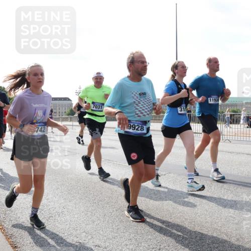 29.06.2025 - hella hamburg halbmarathon Lena Gebhardt http://msf.ph/oto/8372528 29.06.2025 10:02:13 Lombardsbrücke 10, 23, 6322, 7243, 742, 7031, 5150, 9928, 31, 11938, 1128, 1184, 1254, 1364, 1432, 1453, 1733, 1881, 2142, 2322, 2323, 2685, 2712, 3169, 3780, 3976, 4066, 4286, 4328, 4985, 5602, 5603, 5742, 5763, 6166, 6295, 6322, 6327, 6438, 6595, 6708, 6860, 7031, 7049, 7189, 7223, 7243, 7323, 7869, 8749, 9020, 9021, 9131, 9156, 9230, 9353, 9741, 9928, 10177, 10866, 10882, 11191, 11554, 11670, 11871, 11938, 12315, 12316, 12491, 14471, 14660, 14677, 16420 meine-sportfotos.de