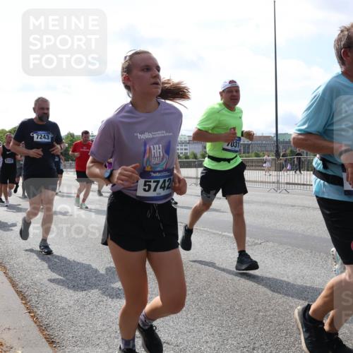 29.06.2025 - hella hamburg halbmarathon Lena Gebhardt http://msf.ph/oto/8372561 29.06.2025 10:02:14 Lombardsbrücke 6322, 7243, 5742, 5, 50, 28, 1128, 1254, 1364, 1432, 1453, 1733, 1881, 2142, 2322, 2323, 2685, 2712, 3169, 3780, 3976, 4066, 4286, 4328, 4985, 5742, 5763, 6166, 6295, 6322, 6327, 6438, 6595, 6708, 6860, 7031, 7049, 7189, 7223, 7243, 7323, 7869, 8749, 9020, 9021, 9131, 9156, 9230, 9353, 9741, 9928, 10177, 10866, 10882, 11191, 11554, 11670, 11871, 11938, 12315, 12316, 12491, 14471, 14660, 14677, 16420 meine-sportfotos.de