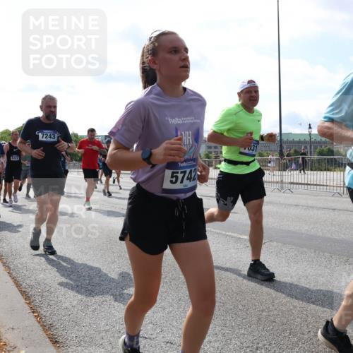 29.06.2025 - hella hamburg halbmarathon Lena Gebhardt http://msf.ph/oto/8372595 29.06.2025 10:02:14 Lombardsbrücke 16723, 6322, 7243, 5742, 031, 5150, 928, 316, 1128, 1254, 1364, 1432, 1453, 1733, 1881, 2142, 2322, 2323, 2685, 2712, 3169, 3780, 3976, 4066, 4286, 4328, 4985, 5742, 5763, 6166, 6295, 6322, 6327, 6438, 6595, 6708, 6860, 7031, 7049, 7189, 7223, 7243, 7323, 7869, 8749, 9020, 9021, 9131, 9156, 9230, 9353, 9741, 9928, 10177, 10866, 10882, 11191, 11554, 11670, 11871, 11938, 12315, 12316, 12491, 14471, 14660, 14677, 16420 meine-sportfotos.de