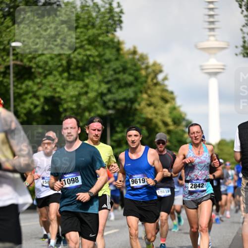 29.06.2025 - hella hamburg halbmarathon Dr. Thomas Lammeyer http://msf.ph/oto/8372618 29.06.2025 09:57:59 Kennedybrücke 1098, 1171, 1399, 1413, 1476, 1750, 1892, 2020, 2098, 2188, 2470, 2823, 2842, 3477, 3785, 4029, 4183, 4185, 4270, 4816, 5020, 5706, 6198, 6266, 6630, 6819, 6831, 7087, 7709, 8142, 8374, 8576, 8743, 9051, 9463, 9482, 9619, 9815, 10237, 10529 meine-sportfotos.de