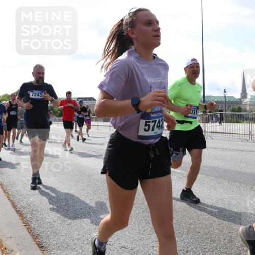 29.06.2025 - hella hamburg halbmarathon Lena Gebhardt http://msf.ph/oto/8372620 29.06.2025 10:02:14 Lombardsbrücke 16723, 6322, 7243, 6164, 5742, 031, 99, 1128, 1254, 1364, 1432, 1453, 1733, 1881, 2142, 2322, 2323, 2685, 2712, 3169, 3780, 3976, 4066, 4286, 4328, 4985, 5742, 5763, 6166, 6295, 6322, 6327, 6438, 6595, 6708, 6860, 7031, 7049, 7189, 7223, 7243, 7323, 7869, 8749, 9020, 9021, 9131, 9156, 9230, 9353, 9741, 9928, 10177, 10866, 10882, 11191, 11554, 11670, 11871, 11938, 12315, 12316, 12491, 14471, 14660, 14677, 16420 meine-sportfotos.de