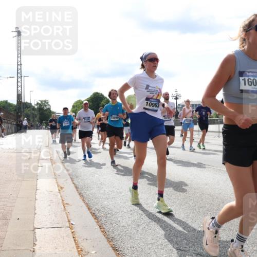 29.06.2025 - hella hamburg halbmarathon Lena Gebhardt http://msf.ph/oto/8372628 29.06.2025 10:15:00 Lombardsbrücke 7439, 14999, 10391, 10963, 8237, 15038, 16036, 11611, 1071, 1296, 1379, 1524, 1575, 1728, 1745, 2046, 2140, 2281, 2601, 2690, 2990, 3020, 3025, 3154, 3454, 3507, 3509, 3513, 3650, 3691, 3834, 3844, 4495, 4641, 5191, 5608, 5800, 5981, 5986, 6181, 6248, 6317, 6935, 7195, 7439, 7881, 8055, 8147, 8237, 8239, 8275, 8522, 8563, 8609, 8755, 8854, 9113, 9173, 9556, 9663, 9709, 9847, 9911, 9975, 10391, 10589, 10610, 10717, 10963, 11271, 11598 meine-sportfotos.de