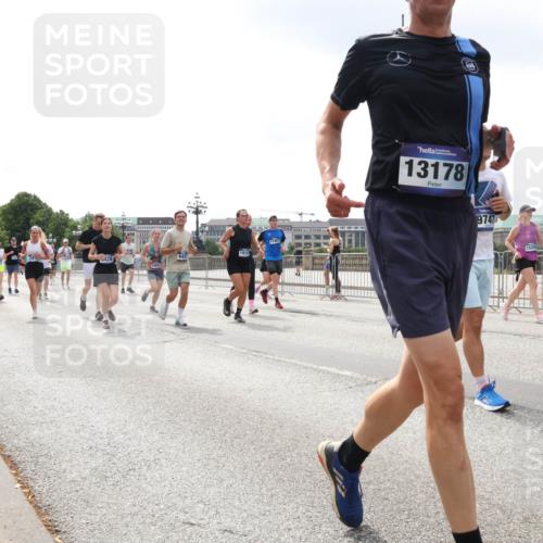 29.06.2025 - hella hamburg halbmarathon Lena Gebhardt http://msf.ph/oto/8372634 29.06.2025 10:39:48 Lombardsbrücke 1913, 5428, 13178, 9747, 1058, 1076, 1586, 1883, 1899, 2313, 2578, 2866, 2888, 2976, 3046, 3353, 3882, 3883, 3884, 4298, 4471, 4603, 4609, 4752, 4855, 5045, 5229, 5654, 5701, 5877, 5901, 6097, 6321, 6342, 6343, 6427, 6428, 6698, 6719, 6726, 6739, 6748, 6750, 7045, 7053, 7125, 7199, 7429, 7455, 7456, 7501, 7524, 7684, 8107, 8203, 8612, 8995, 9393, 9569, 9698, 9747, 9777, 10441, 10512 meine-sportfotos.de