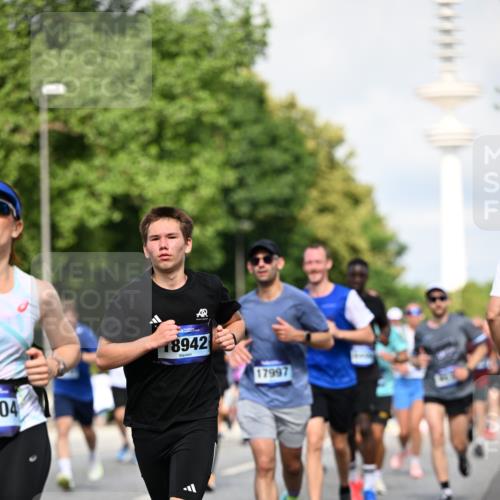 29.06.2025 - hella hamburg halbmarathon Dr. Thomas Lammeyer http://msf.ph/oto/8372731 29.06.2025 09:58:04 Kennedybrücke 1098, 1119, 1171, 1342, 1399, 1413, 1476, 1750, 1892, 1942, 2020, 2098, 2188, 2442, 2470, 2823, 2842, 2889, 3477, 4029, 4183, 4185, 4270, 4816, 5020, 5706, 6198, 6266, 6630, 6819, 6831, 7087, 7297, 7709, 8142, 8374, 8576, 8743, 9051, 9463, 9619, 9815, 10237, 10529 meine-sportfotos.de