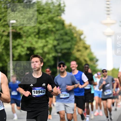 29.06.2025 - hella hamburg halbmarathon Dr. Thomas Lammeyer http://msf.ph/oto/8372741 29.06.2025 09:58:05 Kennedybrücke 1098, 1119, 1171, 1342, 1399, 1413, 1476, 1750, 1892, 1942, 2020, 2098, 2188, 2442, 2470, 2823, 2842, 2889, 3477, 4029, 4183, 4185, 4270, 4816, 5020, 5706, 5884, 6198, 6266, 6630, 6819, 7087, 7297, 7709, 8142, 8374, 8576, 8743, 9051, 9463, 9619, 9815, 10237, 10529 meine-sportfotos.de