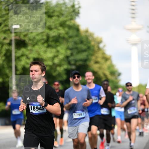 29.06.2025 - hella hamburg halbmarathon Dr. Thomas Lammeyer http://msf.ph/oto/8372747 29.06.2025 09:58:05 Kennedybrücke 1098, 1119, 1171, 1342, 1399, 1413, 1476, 1750, 1892, 1942, 2020, 2098, 2188, 2442, 2470, 2823, 2842, 2889, 3477, 4029, 4183, 4185, 4270, 4816, 5020, 5706, 5884, 6198, 6266, 6630, 6819, 7087, 7297, 7709, 8142, 8374, 8576, 8743, 9051, 9463, 9619, 9815, 10237, 10529 meine-sportfotos.de