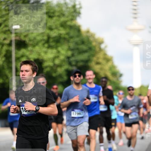 29.06.2025 - hella hamburg halbmarathon Dr. Thomas Lammeyer http://msf.ph/oto/8372751 29.06.2025 09:58:05 Kennedybrücke 1098, 1119, 1171, 1342, 1399, 1413, 1476, 1750, 1892, 1942, 2020, 2098, 2188, 2442, 2470, 2823, 2842, 2889, 3477, 4029, 4183, 4185, 4270, 4816, 5020, 5706, 5884, 6198, 6266, 6630, 6819, 7087, 7297, 7709, 8142, 8374, 8576, 8743, 9051, 9463, 9619, 9815, 10237, 10529 meine-sportfotos.de