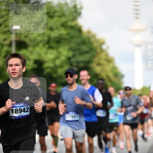 29.06.2025 - hella hamburg halbmarathon Dr. Thomas Lammeyer http://msf.ph/oto/8372762 29.06.2025 09:58:05 Kennedybrücke 1098, 1119, 1171, 1342, 1399, 1413, 1476, 1750, 1892, 1942, 2020, 2098, 2188, 2442, 2470, 2823, 2842, 2889, 3477, 4029, 4183, 4185, 4270, 4816, 5020, 5706, 5884, 6198, 6266, 6630, 6819, 7087, 7297, 7709, 8142, 8374, 8576, 8743, 9051, 9463, 9619, 9815, 10237, 10529 meine-sportfotos.de
