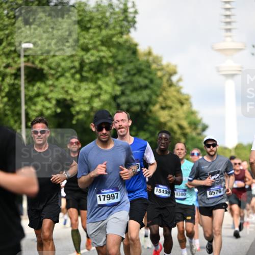 29.06.2025 - hella hamburg halbmarathon Dr. Thomas Lammeyer http://msf.ph/oto/8372770 29.06.2025 09:58:05 Kennedybrücke 1098, 1119, 1171, 1342, 1399, 1413, 1476, 1750, 1892, 1942, 2020, 2098, 2188, 2442, 2470, 2823, 2842, 2889, 3477, 4029, 4183, 4185, 4270, 4816, 5020, 5706, 5884, 6198, 6266, 6630, 6819, 7087, 7297, 7709, 8142, 8374, 8576, 8743, 9051, 9463, 9619, 9815, 10237, 10529 meine-sportfotos.de
