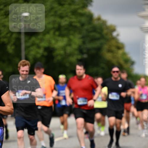 29.06.2025 - hella hamburg halbmarathon Dr. Thomas Lammeyer http://msf.ph/oto/8372874 29.06.2025 10:19:55 Kennedybrücke 1308, 1440, 1651, 2071, 2076, 2140, 2436, 2601, 2835, 3167, 4828, 5046, 5423, 7897, 7941, 7942, 8057, 8274, 8746, 8885, 9192, 9307, 9784, 9881, 10108, 10608, 11113, 11303 meine-sportfotos.de