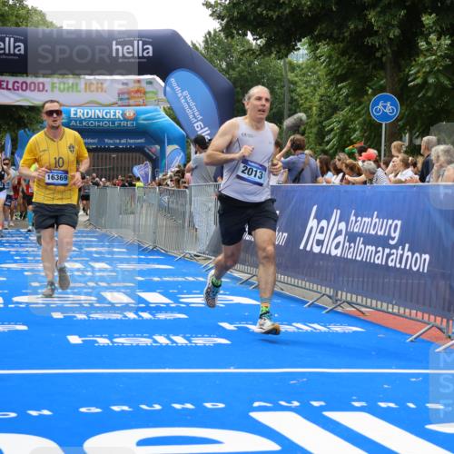 29.06.2025 - hella hamburg halbmarathon Strokosch-Dieckow http://msf.ph/oto/8372914 29.06.2025 10:49:12 Ziel 2013, 4832, 6158, 6389, 8112, 9348, 10053, 10184, 10189, 13450, 14526, 15523, 16369, 16414, 16731, 17173, 18598, 18842 meine-sportfotos.de