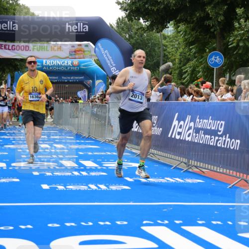 29.06.2025 - hella hamburg halbmarathon Strokosch-Dieckow http://msf.ph/oto/8372938 29.06.2025 10:49:12 Ziel 2013, 4832, 6158, 6389, 8112, 9348, 10053, 10184, 10189, 13450, 14526, 15523, 16369, 16414, 16731, 17173, 18598, 18842 meine-sportfotos.de