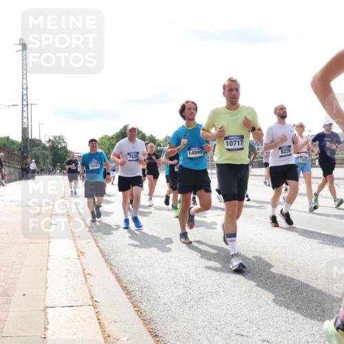 29.06.2025 - hella hamburg halbmarathon Lena Gebhardt http://msf.ph/oto/8372960 29.06.2025 10:15:01 Lombardsbrücke 10717, 7439, 14999, 10391, 8239, 15038, 17, 2023, 10963, 1071, 1296, 1379, 1524, 1575, 1728, 1745, 2046, 2140, 2281, 2601, 2690, 2990, 3020, 3025, 3154, 3454, 3507, 3509, 3513, 3650, 3691, 3834, 3844, 4495, 4641, 5191, 5271, 5608, 5800, 5981, 5986, 6181, 6248, 6317, 6935, 7195, 7439, 7452, 7881, 8055, 8147, 8237, 8239, 8256, 8275, 8522, 8563, 8609, 8755, 8854, 9113, 9173, 9556, 9663, 9709, 9847, 9911, 9975, 10391, 10589, 10610, 10717, 10963, 11271, 11598 meine-sportfotos.de