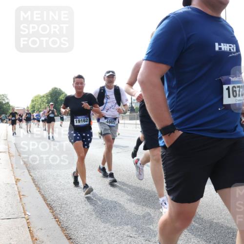 29.06.2025 - hella hamburg halbmarathon Lena Gebhardt http://msf.ph/oto/8372990 29.06.2025 10:02:17 Lombardsbrücke 19162, 4985, 1672, 12375, 1128, 1254, 1364, 1432, 1453, 1733, 2142, 2322, 2323, 2685, 2712, 3169, 3780, 3976, 4066, 4286, 4985, 5742, 5763, 6166, 6295, 6322, 6327, 6438, 6595, 6708, 6860, 7031, 7049, 7189, 7223, 7243, 7323, 7869, 8749, 9020, 9021, 9131, 9156, 9230, 9353, 9554, 9741, 9928, 10177, 10866, 10882, 11191, 11554, 11670, 11871, 11938, 12315, 12316, 12491, 14471, 14660, 14677, 16420 meine-sportfotos.de