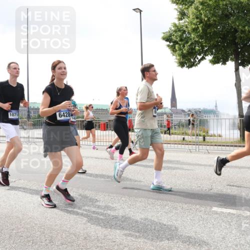 29.06.2025 - hella hamburg halbmarathon Lena Gebhardt http://msf.ph/oto/8372993 29.06.2025 10:39:51 Lombardsbrücke 10714, 6428, 148, 1058, 1076, 1291, 1586, 1691, 1899, 2254, 2313, 2578, 2866, 2888, 2976, 3046, 3353, 3882, 3883, 3884, 4173, 4298, 4471, 4609, 4752, 4855, 5045, 5229, 5654, 5701, 5877, 5901, 6097, 6321, 6427, 6428, 6548, 6698, 6719, 6726, 6739, 6748, 6750, 6890, 7045, 7053, 7125, 7199, 7429, 7455, 7456, 7684, 8107, 8612, 8995, 9569, 9698, 9747, 9777, 10441, 10512 meine-sportfotos.de