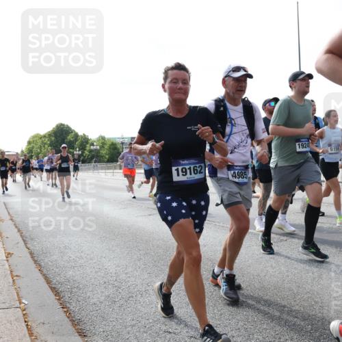 29.06.2025 - hella hamburg halbmarathon Lena Gebhardt http://msf.ph/oto/8373045 29.06.2025 10:02:17 Lombardsbrücke 18130, 19162, 4985, 19240, 9156, 3, 6, 1128, 1254, 1364, 1432, 1453, 1733, 2142, 2322, 2323, 2685, 2712, 3169, 3780, 3976, 4066, 4286, 4985, 5742, 5763, 6166, 6295, 6322, 6327, 6438, 6595, 6708, 6860, 7031, 7049, 7189, 7223, 7243, 7323, 7869, 8749, 9020, 9021, 9131, 9156, 9230, 9353, 9554, 9741, 9928, 10177, 10866, 10882, 11191, 11554, 11670, 11871, 11938, 12315, 12316, 12491, 14471, 14660, 14677, 16420 meine-sportfotos.de