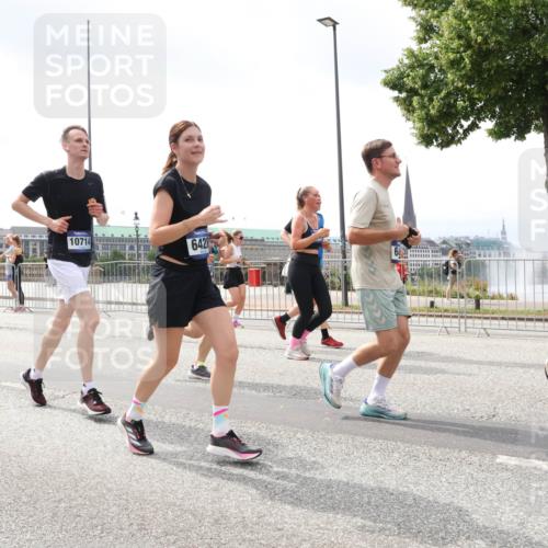 29.06.2025 - hella hamburg halbmarathon Lena Gebhardt http://msf.ph/oto/8373060 29.06.2025 10:39:51 Lombardsbrücke 10714, 6428, 1058, 1076, 1291, 1586, 1691, 1899, 2254, 2313, 2578, 2866, 2888, 2976, 3046, 3353, 3882, 3883, 3884, 4173, 4298, 4471, 4609, 4752, 4855, 5045, 5229, 5654, 5701, 5877, 5901, 6097, 6321, 6427, 6428, 6548, 6698, 6719, 6726, 6739, 6748, 6750, 6890, 7045, 7053, 7125, 7199, 7429, 7455, 7456, 7684, 8107, 8612, 8995, 9569, 9698, 9747, 9777, 10441, 10512 meine-sportfotos.de