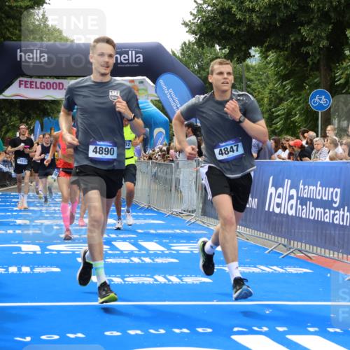 29.06.2025 - hella hamburg halbmarathon Strokosch-Dieckow http://msf.ph/oto/8373168 29.06.2025 10:49:05 Ziel 1381, 1452, 2013, 4832, 4847, 4890, 6389, 7297, 8302, 8821, 9695, 10184, 13614, 13688, 15523, 16414, 16627, 16731, 17173, 17632, 18598, 18842 meine-sportfotos.de