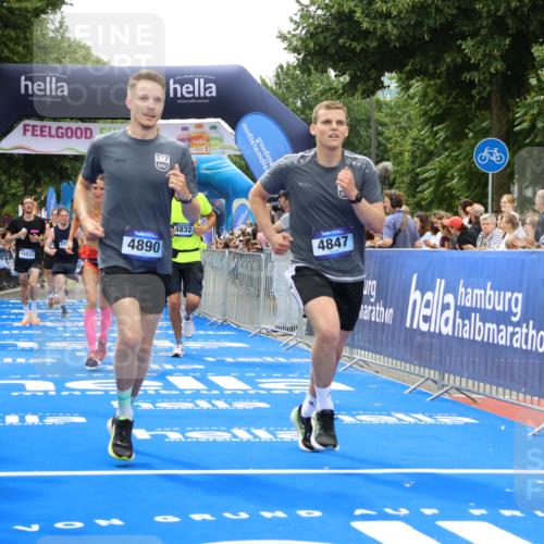 29.06.2025 - hella hamburg halbmarathon Strokosch-Dieckow http://msf.ph/oto/8373207 29.06.2025 10:49:05 Ziel 1381, 1452, 2013, 4832, 4847, 4890, 6389, 7297, 8302, 8821, 9695, 10184, 13614, 13688, 15523, 16414, 16627, 16731, 17173, 17632, 18598, 18842 meine-sportfotos.de