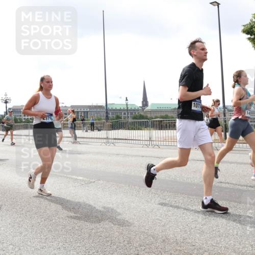 29.06.2025 - hella hamburg halbmarathon Lena Gebhardt http://msf.ph/oto/8373218 29.06.2025 10:39:51 Lombardsbrücke 10666, 5045, 2976, 1071, 14, 642, 1058, 1076, 1291, 1586, 1691, 1899, 2254, 2313, 2578, 2866, 2888, 2976, 3046, 3353, 3882, 3883, 3884, 4173, 4298, 4471, 4609, 4752, 4855, 5045, 5229, 5654, 5701, 5877, 5901, 6097, 6321, 6427, 6428, 6548, 6698, 6719, 6726, 6739, 6748, 6750, 6890, 7045, 7053, 7125, 7199, 7429, 7455, 7456, 7684, 8107, 8612, 8995, 9569, 9698, 9747, 9777, 10441, 10512 meine-sportfotos.de