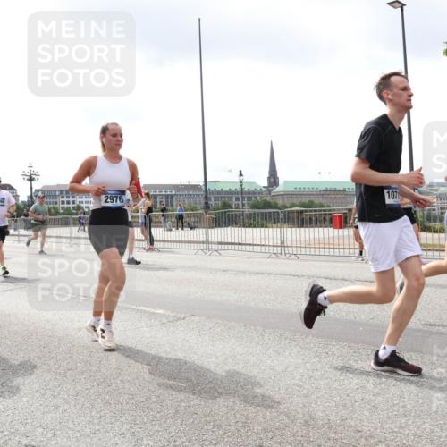 29.06.2025 - hella hamburg halbmarathon Lena Gebhardt http://msf.ph/oto/8373287 29.06.2025 10:39:51 Lombardsbrücke 5045, 18944, 10666, 2976, 1071, 1058, 1076, 1291, 1586, 1691, 1899, 2254, 2313, 2578, 2866, 2888, 2976, 3046, 3353, 3882, 3883, 3884, 4173, 4298, 4471, 4609, 4752, 4855, 5045, 5229, 5654, 5701, 5877, 5901, 6097, 6321, 6427, 6428, 6548, 6698, 6719, 6726, 6739, 6748, 6750, 6890, 7045, 7053, 7125, 7199, 7429, 7455, 7456, 7684, 8107, 8612, 8995, 9569, 9698, 9747, 9777, 10441, 10512 meine-sportfotos.de