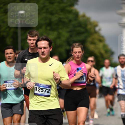 29.06.2025 - hella hamburg halbmarathon Dr. Thomas Lammeyer http://msf.ph/oto/8373296 29.06.2025 10:20:00 Kennedybrücke 1212, 1308, 1651, 2071, 2076, 2436, 2601, 2835, 3167, 4583, 4828, 5046, 5423, 7897, 8057, 8169, 8274, 8554, 8746, 9192, 9307, 9601, 9784, 9881, 10608, 10844, 11113, 11303 meine-sportfotos.de