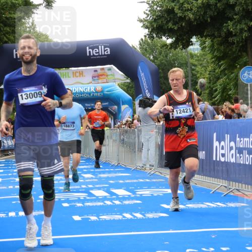29.06.2025 - hella hamburg halbmarathon Strokosch-Dieckow http://msf.ph/oto/8373594 29.06.2025 10:48:51 Ziel 1094, 1381, 1452, 1884, 1892, 2260, 3213, 3985, 7067, 8889, 9482, 9661, 11519, 12421, 12533, 12534, 13009, 13183, 13976, 15309, 16653, 17007, 18873 meine-sportfotos.de
