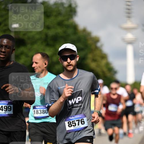 29.06.2025 - hella hamburg halbmarathon Dr. Thomas Lammeyer http://msf.ph/oto/8373603 29.06.2025 09:58:09 Kennedybrücke 1098, 1119, 1171, 1342, 1399, 1413, 1750, 1892, 1942, 2020, 2367, 2442, 2470, 2561, 2842, 2889, 3562, 4017, 4029, 4270, 4816, 5020, 5447, 5706, 5884, 6198, 6266, 6630, 6819, 7087, 7297, 7709, 8142, 8374, 8482, 8576, 8916, 9051, 9463, 9619, 10057, 10237, 10529, 11422 meine-sportfotos.de