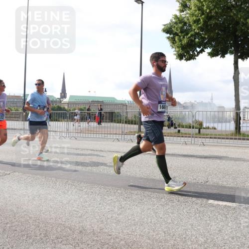29.06.2025 - hella hamburg halbmarathon Lena Gebhardt http://msf.ph/oto/8373606 29.06.2025 10:02:19 Lombardsbrücke 3976, 2322, 166, 1128, 1254, 1364, 1432, 1453, 1733, 2142, 2322, 2323, 2685, 2712, 3169, 3780, 3976, 4066, 4286, 4985, 5742, 5763, 6166, 6295, 6322, 6327, 6438, 6595, 6708, 6860, 7031, 7049, 7189, 7223, 7243, 7323, 7869, 8003, 8749, 9020, 9021, 9131, 9156, 9230, 9353, 9554, 9741, 9928, 10177, 10866, 11191, 11554, 11670, 11702, 11782, 11871, 11938, 12315, 12316, 12491, 14471, 14660, 14677, 16420 meine-sportfotos.de