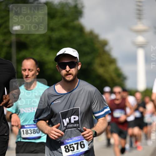 29.06.2025 - hella hamburg halbmarathon Dr. Thomas Lammeyer http://msf.ph/oto/8373667 29.06.2025 09:58:09 Kennedybrücke 1098, 1119, 1171, 1342, 1399, 1413, 1750, 1892, 1942, 2020, 2367, 2442, 2470, 2561, 2842, 2889, 3562, 4017, 4029, 4270, 4816, 5020, 5447, 5706, 5884, 6198, 6266, 6630, 6819, 7087, 7297, 7709, 8142, 8374, 8482, 8576, 8916, 9051, 9463, 9619, 10057, 10237, 10529, 11422 meine-sportfotos.de