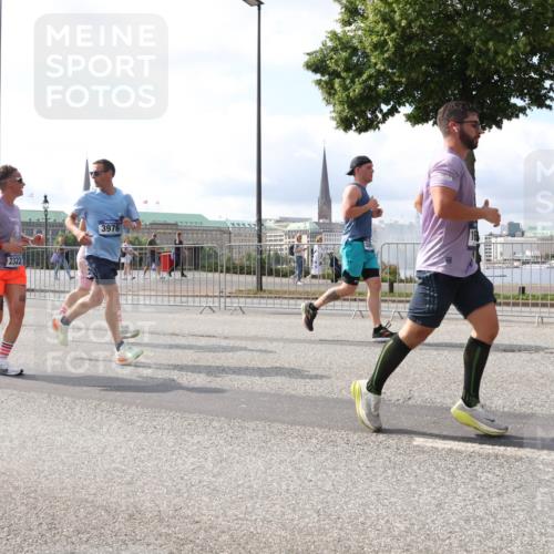 29.06.2025 - hella hamburg halbmarathon Lena Gebhardt http://msf.ph/oto/8373672 29.06.2025 10:02:20 Lombardsbrücke 2322, 3976, 1128, 1254, 1364, 1432, 1453, 1702, 1733, 2142, 2322, 2323, 2685, 2712, 3169, 3780, 3976, 4066, 4286, 4985, 5742, 5763, 6166, 6295, 6322, 6327, 6438, 6595, 6708, 6860, 7031, 7049, 7189, 7223, 7243, 7323, 7869, 8003, 8662, 8749, 9020, 9021, 9131, 9156, 9353, 9554, 9741, 9928, 9986, 10177, 10866, 11191, 11554, 11670, 11702, 11782, 11871, 11938, 12315, 12316, 12491, 14471, 14660, 14677, 16420 meine-sportfotos.de