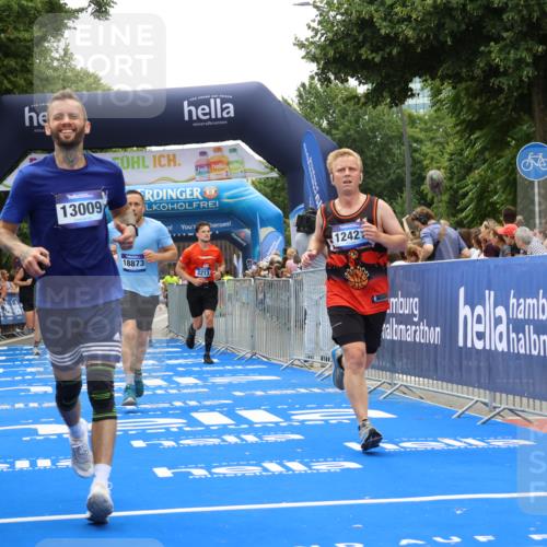 29.06.2025 - hella hamburg halbmarathon Strokosch-Dieckow http://msf.ph/oto/8373687 29.06.2025 10:48:51 Ziel 1094, 1381, 1452, 1884, 1892, 2260, 3213, 3985, 7067, 8889, 9482, 9661, 11519, 12421, 12533, 12534, 13009, 13183, 13976, 15309, 16653, 17007, 18873 meine-sportfotos.de