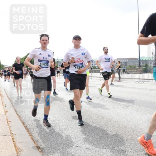 29.06.2025 - hella hamburg halbmarathon Lena Gebhardt http://msf.ph/oto/8373695 29.06.2025 10:39:53 Lombardsbrücke 10833, 10441, 18944, 10666, 5045, 1058, 1076, 1291, 1586, 1691, 1899, 2019, 2254, 2313, 2578, 2866, 2888, 2976, 3046, 3882, 3883, 3884, 4173, 4298, 4471, 4609, 4752, 5045, 5229, 5263, 5654, 5701, 5877, 5901, 6097, 6321, 6427, 6428, 6548, 6698, 6719, 6726, 6739, 6748, 6750, 6890, 7045, 7053, 7125, 7199, 7429, 7455, 7456, 7684, 8107, 8612, 8995, 9569, 9698, 9747, 9777, 10441, 10512 meine-sportfotos.de