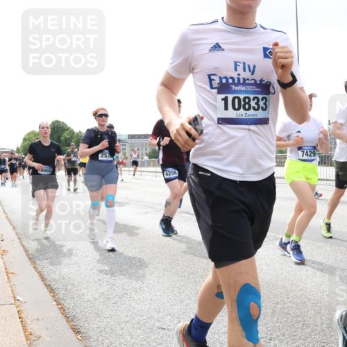 29.06.2025 - hella hamburg halbmarathon Lena Gebhardt http://msf.ph/oto/8373951 29.06.2025 10:39:54 Lombardsbrücke 6869, 257, 4298, 10833, 7429, 1066, 1058, 1076, 1291, 1586, 1691, 1899, 2019, 2254, 2313, 2578, 2866, 2888, 2976, 3046, 3515, 3607, 3882, 3883, 3884, 4173, 4298, 4471, 4609, 4752, 5045, 5229, 5263, 5654, 5701, 5877, 5901, 6097, 6321, 6427, 6428, 6548, 6698, 6719, 6726, 6739, 6748, 6750, 6890, 6920, 7045, 7053, 7125, 7199, 7429, 7455, 7456, 7684, 8107, 8612, 8995, 9569, 9698, 9747, 9777, 10441, 10512 meine-sportfotos.de