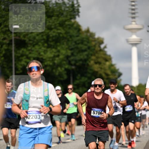 29.06.2025 - hella hamburg halbmarathon Dr. Thomas Lammeyer http://msf.ph/oto/8374018 29.06.2025 09:58:10 Kennedybrücke 1098, 1119, 1171, 1342, 1399, 1750, 1892, 1942, 2020, 2367, 2442, 2470, 2561, 2842, 2889, 3562, 4017, 4029, 4270, 4816, 5020, 5447, 5706, 5884, 6198, 6266, 6290, 6630, 6819, 7087, 7297, 7709, 8142, 8374, 8482, 8576, 8698, 8916, 9051, 9463, 9619, 10057, 10237, 10529, 11422 meine-sportfotos.de