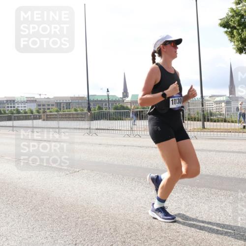 29.06.2025 - hella hamburg halbmarathon Lena Gebhardt http://msf.ph/oto/8374172 29.06.2025 10:02:21 Lombardsbrücke 14574, 18130, 1128, 1254, 1364, 1432, 1453, 1702, 1733, 2142, 2322, 2323, 2685, 2712, 2819, 3169, 3225, 3780, 3976, 4066, 4286, 4985, 5742, 5763, 6166, 6295, 6322, 6327, 6595, 6708, 6860, 7031, 7049, 7189, 7223, 7243, 7323, 7869, 8003, 8662, 8749, 9020, 9021, 9131, 9156, 9353, 9554, 9741, 9928, 9986, 10177, 10539, 10866, 11191, 11554, 11670, 11702, 11782, 11871, 11938, 12315, 12316, 12491, 14471, 14660, 14677, 16420 meine-sportfotos.de