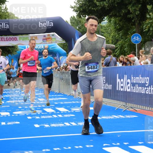 29.06.2025 - hella hamburg halbmarathon Strokosch-Dieckow http://msf.ph/oto/8374193 29.06.2025 10:48:46 Ziel 1094, 1884, 1892, 2442, 9482, 9661, 11519, 12421, 12533, 13009, 13976, 14511, 15309, 15384, 16653, 17007, 17127, 18873 meine-sportfotos.de