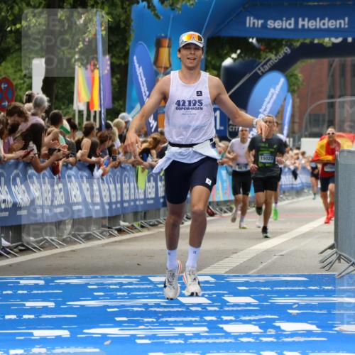29.06.2025 - hella hamburg halbmarathon Strokosch-Dieckow http://msf.ph/oto/8374211 29.06.2025 10:26:47 Ziel 1065, 5344, 10848, 15023, 19076 meine-sportfotos.de