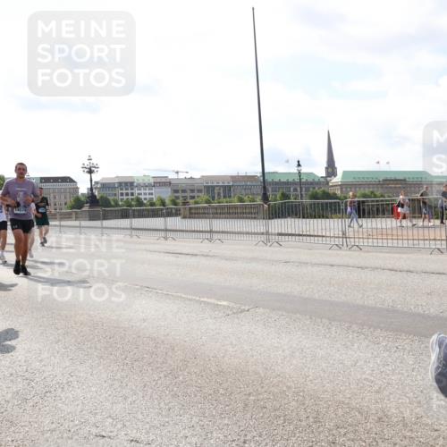 29.06.2025 - hella hamburg halbmarathon Lena Gebhardt http://msf.ph/oto/8374245 29.06.2025 10:02:21 Lombardsbrücke 5763, 14574, 1128, 1254, 1364, 1432, 1453, 1702, 1733, 2142, 2322, 2323, 2685, 2712, 2819, 3169, 3225, 3780, 3976, 4066, 4286, 4985, 5742, 5763, 6166, 6295, 6322, 6327, 6595, 6708, 6860, 7031, 7049, 7189, 7223, 7243, 7323, 7869, 8003, 8662, 8749, 9020, 9021, 9131, 9156, 9353, 9554, 9741, 9928, 9986, 10177, 10539, 10866, 11191, 11554, 11670, 11702, 11782, 11871, 11938, 12315, 12316, 12491, 14471, 14660, 14677, 16420 meine-sportfotos.de