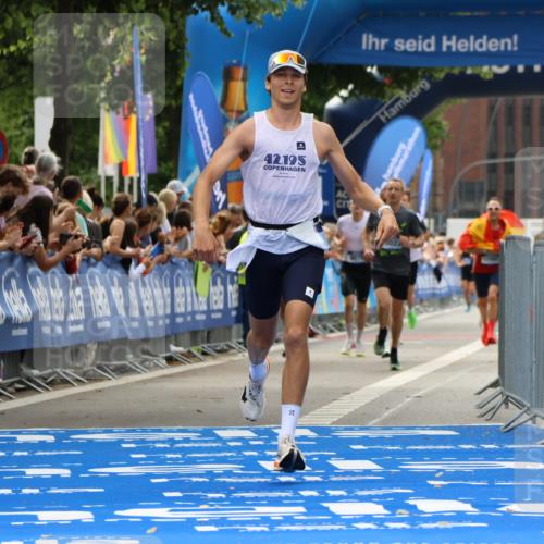 29.06.2025 - hella hamburg halbmarathon Strokosch-Dieckow http://msf.ph/oto/8374248 29.06.2025 10:26:47 Ziel 1065, 5344, 10848, 15023, 19076 meine-sportfotos.de