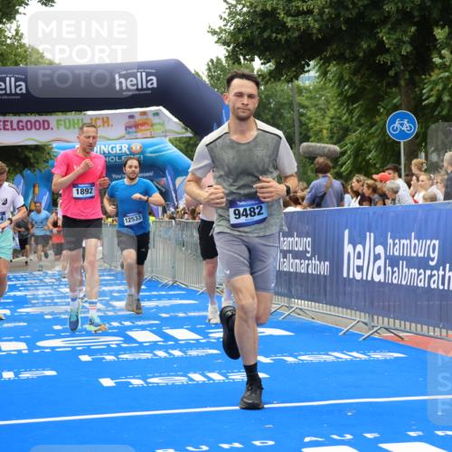 29.06.2025 - hella hamburg halbmarathon Strokosch-Dieckow http://msf.ph/oto/8374264 29.06.2025 10:48:46 Ziel 1094, 1884, 1892, 2442, 9482, 9661, 11519, 12421, 12533, 13009, 13976, 14511, 15309, 15384, 16653, 17007, 17127, 18873 meine-sportfotos.de