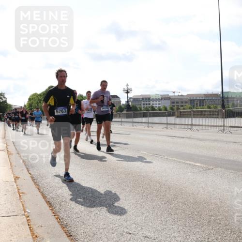 29.06.2025 - hella hamburg halbmarathon Lena Gebhardt http://msf.ph/oto/8374286 29.06.2025 10:02:22 Lombardsbrücke 5763, 9020, 14574, 1128, 1254, 1364, 1432, 1453, 1702, 1733, 2142, 2322, 2323, 2685, 2712, 2819, 3169, 3225, 3780, 3976, 4066, 4286, 4985, 5742, 5763, 6166, 6295, 6322, 6327, 6595, 6708, 6860, 7031, 7049, 7189, 7223, 7243, 7323, 7869, 7888, 8003, 8662, 8749, 9020, 9021, 9131, 9156, 9353, 9554, 9741, 9928, 9986, 10177, 10295, 10539, 10866, 11191, 11554, 11670, 11702, 11782, 11871, 11938, 12315, 12316, 12491, 14471, 14660, 14677, 16420 meine-sportfotos.de