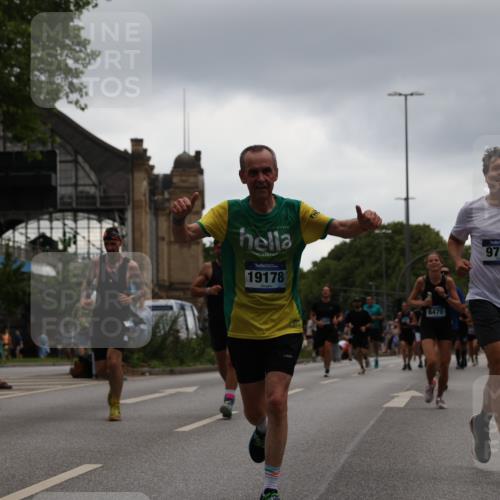 29.06.2025 - hella hamburg halbmarathon Yannick Fuchs http://msf.ph/oto/8374313 29.06.2025 10:53:56 20KM 1019, 1544, 2011, 2167, 2730, 3169, 3780, 4238, 4379, 4986, 5272, 6327, 6470, 7259, 7824, 8030, 8326, 8481, 8749, 8807, 9741, 9985, 10271, 10281, 10301, 11114, 11158, 11159, 11250, 12406, 12422, 12446, 13036, 13847, 13993, 14471, 14823, 15083, 15525, 15673, 15914, 16530, 16608, 17860, 18130, 18200, 18202, 18377, 18624, 19178 meine-sportfotos.de