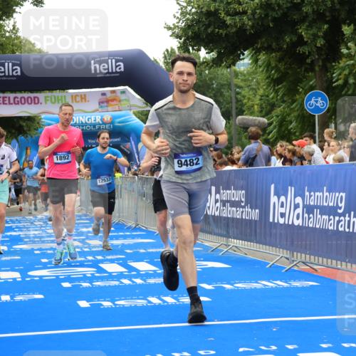 29.06.2025 - hella hamburg halbmarathon Strokosch-Dieckow http://msf.ph/oto/8374320 29.06.2025 10:48:46 Ziel 1094, 1884, 1892, 2442, 9482, 9661, 11519, 12421, 12533, 13009, 13976, 14511, 15309, 15384, 16653, 17007, 17127, 18873 meine-sportfotos.de