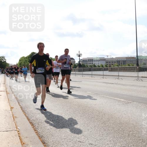 29.06.2025 - hella hamburg halbmarathon Lena Gebhardt http://msf.ph/oto/8374322 29.06.2025 10:02:22 Lombardsbrücke 5763, 14574, 1128, 1254, 1364, 1432, 1453, 1702, 1733, 2142, 2322, 2323, 2685, 2712, 2819, 3169, 3225, 3780, 3976, 4066, 4286, 4985, 5742, 5763, 6166, 6295, 6322, 6327, 6595, 6708, 6860, 7031, 7049, 7189, 7223, 7243, 7323, 7869, 7888, 8003, 8662, 8749, 9020, 9021, 9131, 9156, 9353, 9554, 9741, 9928, 9986, 10177, 10295, 10539, 10866, 11191, 11554, 11670, 11702, 11782, 11871, 11938, 12315, 12316, 12491, 14471, 14660, 14677, 16420 meine-sportfotos.de