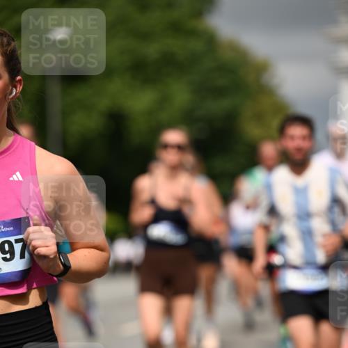 29.06.2025 - hella hamburg halbmarathon Dr. Thomas Lammeyer http://msf.ph/oto/8374332 29.06.2025 10:20:02 Kennedybrücke 1212, 1308, 1651, 2071, 2076, 2436, 2601, 2835, 3167, 4583, 4828, 5046, 5423, 7897, 8057, 8169, 8274, 8554, 8746, 9192, 9307, 9601, 9784, 9881, 10608, 10844, 11113, 11303 meine-sportfotos.de