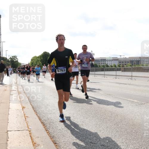 29.06.2025 - hella hamburg halbmarathon Lena Gebhardt http://msf.ph/oto/8374368 29.06.2025 10:02:22 Lombardsbrücke 5763, 14574, 1128, 1254, 1364, 1432, 1453, 1702, 1733, 2142, 2322, 2323, 2685, 2712, 2819, 3169, 3225, 3780, 3976, 4066, 4286, 4985, 5742, 5763, 6166, 6295, 6322, 6327, 6595, 6708, 6860, 7031, 7049, 7189, 7223, 7243, 7323, 7869, 7888, 8003, 8662, 8749, 9020, 9021, 9131, 9156, 9353, 9554, 9741, 9928, 9986, 10177, 10295, 10539, 10866, 11191, 11554, 11670, 11702, 11782, 11871, 11938, 12315, 12316, 12491, 14471, 14660, 14677, 16420 meine-sportfotos.de