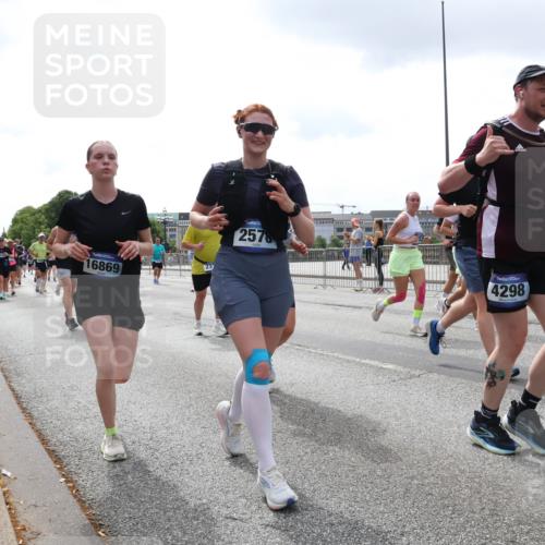 29.06.2025 - hella hamburg halbmarathon Lena Gebhardt http://msf.ph/oto/8374374 29.06.2025 10:39:55 Lombardsbrücke 16869, 2578, 4298, 1058, 1076, 1291, 1586, 1691, 1899, 2019, 2254, 2313, 2578, 2866, 2888, 2976, 3046, 3515, 3607, 3808, 3882, 3883, 3884, 4173, 4298, 4471, 4609, 4752, 5045, 5229, 5263, 5654, 5701, 5877, 5901, 6097, 6321, 6427, 6428, 6548, 6698, 6719, 6726, 6739, 6750, 6890, 6920, 7045, 7053, 7125, 7199, 7429, 7455, 7456, 8107, 8612, 8995, 9569, 9698, 9747, 9777, 10441 meine-sportfotos.de